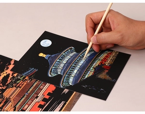Vue détaillée d'une main utilisant un stylet en bambou pour gratter le motif Temple du Ciel
