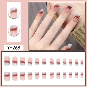 Vue détaillée de faux ongles carrés dégradés marron avec ensemble de 24 pièces