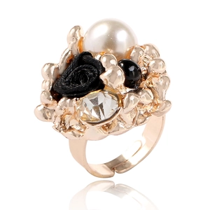 Détails d'une bague fleur rose avec perles et cristaux sur anneau doré ajustable