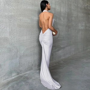 Robe longue blanche dos nu à licou élégante avec silhouette fluide et détails plissés