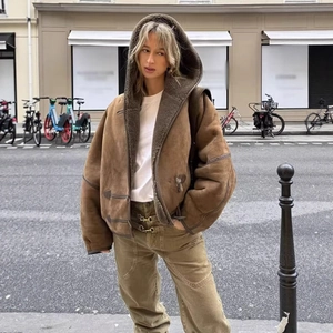Giacca oversize da donna in shearling marrone scuro vintage con cappuccio e fibbie in metallo