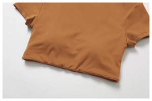 Gros plan du haut de yoga court marron avec tissu élastique séchant rapidement et coutures