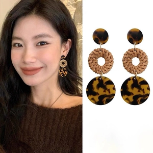 Orecchini Pendenti Rotondi Con Resina Tartarugata E Intreccio Di Rattan Stile Bohémien Geometrico Perno In Argento