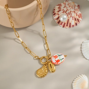 Collier doré style océan avec pendentif tulipe en céramique et coquillages