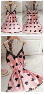 Détails de nuisette en satin rose à cœurs avec dentelle noire au décolleté et fines bretelles