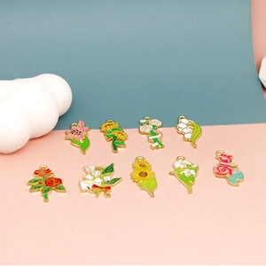 Set mit 9 Blumen-Emaille-Anhängern wie Rosen und Sonnenblumen mit Gold-Finish
