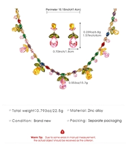 Détails des dimensions et du poids du collier et des boucles d'oreilles en cristal coloré