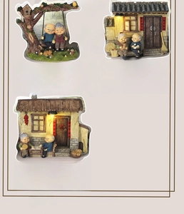 Miniatura in resina di coppia anziana con altalena sotto una casa sull'albero