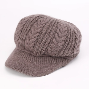 Detalle de punto de ochos gris rosado en gorra de estilo boina con forro polar
