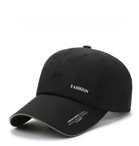 Dettaglio del cappellino da baseball nero ad asciugatura rapida con ricamo FASHION riflettente
