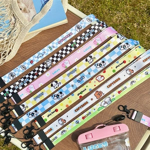 Détail de cordons de téléphone colorés avec divers motifs et typographies imprimées