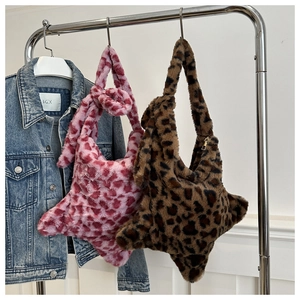 Gros plan de sacs à bandoulière en forme d'étoile en peluche avec imprimé léopard rose et brun
