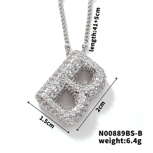 Détail du pendentif lettre B en argent avec zircons blancs et dimensions précises