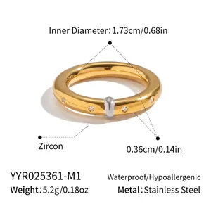 Détail macro d'une bague en acier inoxydable doré avec zircon et mesures précises