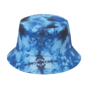 Dettaglio del cappello pescatore tie-dye blu con trama in tela e motivo effetto inchiostro