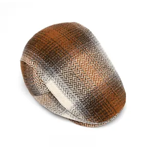 Vue de dessus d'une casquette gavroche marron à chevrons en laine épaisse pour l'hiver