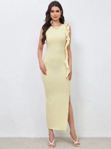 Elegante vestido largo amarillo pálido sin mangas con abertura lateral y detalle volante