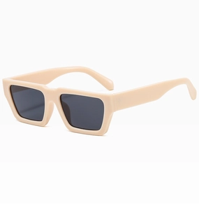 Detailansicht der quadratischen Retro-Sonnenbrille mit cremefarbenem Rahmen und schwarzen Gläsern