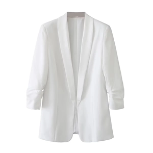 Detailopname van de witte blazer met geplooide rolmanchetten en schone stoftextuur