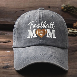Casquette de baseball grise délavée avec broderie Football MOM sur fond en bois sombre