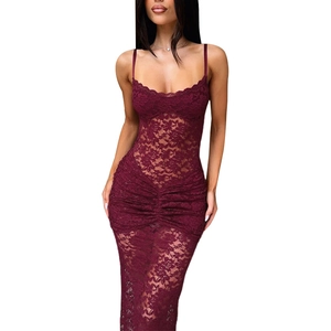 Elegante abito attillato in pizzo rosso vino con spalline sottili e vestibilità slim