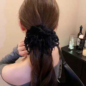 Chouchou élégant en plumes de fausse fourrure noire porté par un mannequin féminin