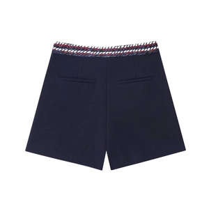 Détail du short bleu marine avec bordure de taille tissée rayée rouge, blanc et bleu
