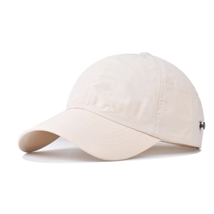 Gros plan de la casquette queue de cheval beige montrant la boucle en métal et la maille