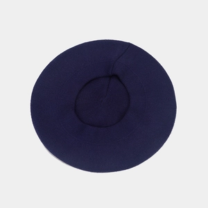 Draufsicht auf eine marineblaue Strickbaske mit detaillierter Wollmischstruktur