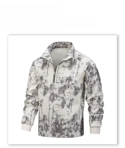 Detail von 1/4-Reißverschluss und vertikaler Rippenstruktur am Camo-Sweatshirt