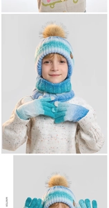 Detailansicht des Winterstrick-Sets für Kinder mit blau-weißem Farbverlauf und Bommel