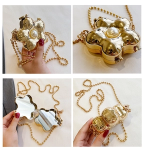 Gros plan détaillé du mini sac fleur doré avec incrustation de perles et miroir interne