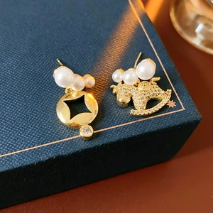 Boucles d'oreilles cheval vintage dorées avec zircons et perles pour un look rétro chic