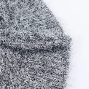 Détail d'un pull en maille crochetée grise avec texture mohair douce et duveteuse