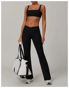 Ensemble de yoga noir avec débardeur à col carré et pantalon évasé à taille croisée
