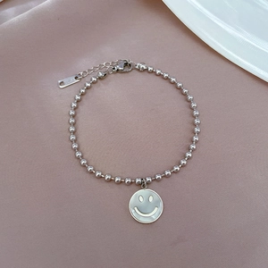 Detailaufnahme des S925 Sterlingsilber Perlenarmbands mit Muschel Smileyanhänger