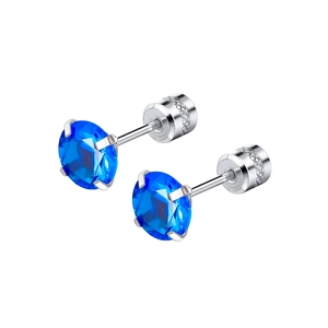 Détail de boucles d'oreilles en zircon bleu avec serti quatre griffes et fermoir argent