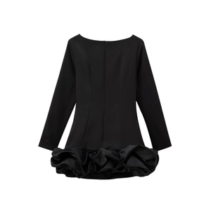 Détail d'une robe courte noire à manches longues avec ourlet bouffant et design plissé