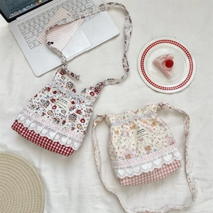 Vue détaillée de sacs en coton matelassé avec dentelle et broderie en forme de coeur