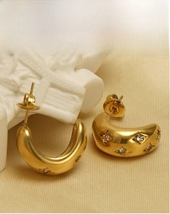 Macro de boucles d'oreilles courbées plaquées or avec gravure d'étoile et zircon