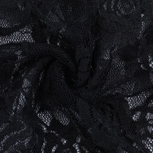 Détails rapprochés de dentelle florale noire avec des motifs ajourés sophistiqués