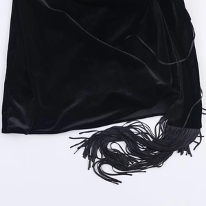 Robe courte chic en velours noir avec détails de franges élégantes et texture douce