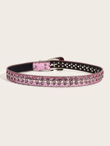 Détail d'une ceinture rose en strass avec clous brillants et boucle métallique étincelante