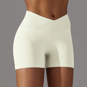 Dettaglio degli shorts da yoga color crema a vita alta con fascia a V incrociata a coste