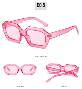 Trois angles d'affichage de lunettes de soleil rectangulaires roses translucides