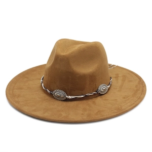 Chapeau de cowboy classique en faux daim camel avec ruban tissé et conchos vintage