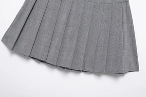 Détail de la jupe plissée à carreaux gris avec texture de tissu de haute qualité et finitions