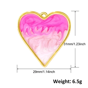 Vue détaillée du pendentif cœur dégradé rose avec dimensions de 31x29mm