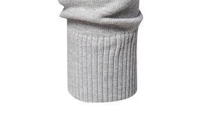 Détail des poignets en maille côtelée d'un pull pour homme en coton gris clair ajusté
