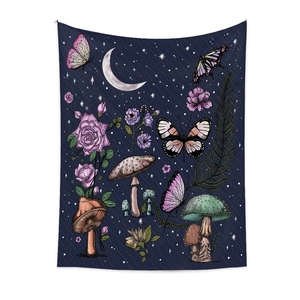 Detailansicht Wandteppich mit Fantasiepilzen, Mondsternen und lila Rosen im Boho Stil
